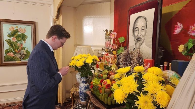 Kyril Whittaker, investigador sobre historia y política vietnamita y miembro del Partido Comunista de Gran Bretaña, rinde tributo al Presidente Ho Chi Minh. (Fotografía: VNA)