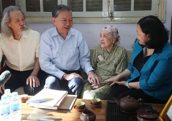 El secretario general del Partido Comunista y presidente de Vietnam, To Lam, visita a la esposa del músico Van Cao. (Fotografía: VNA)