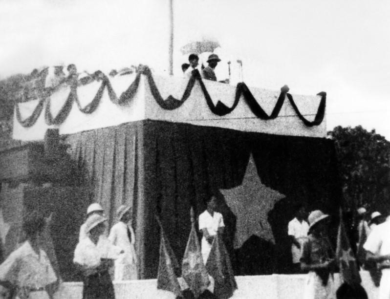 El 2 de septiembre de 1945, en la plaza de Ba Dinh en Hanoi, el Presidente Ho Chi Minh leyó solemnemente la Declaración de Independencia. (Foto de archivo)