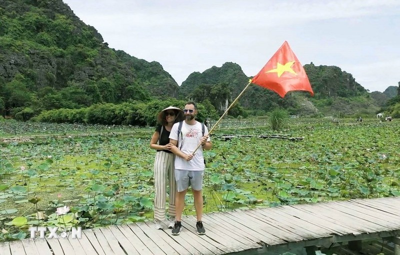 Vacacionistas extranjeros visitan la zona turística de la cueva de Mua, en la provincia norteña de Ninh Binh. (Fotografía: VNA)