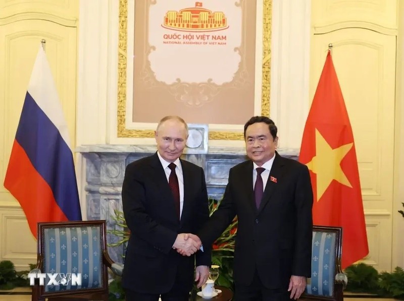 El presidente de Rusia, Vladimir Putin (izquierda), y el titular de la Asamblea Nacional de Vietnam, Tran Thanh Man. (Fotografía: VNA)