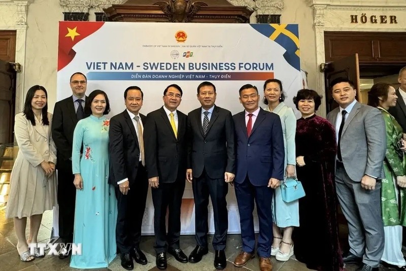 El embajador vietnamita en Suecia, Tran Van Tuan, y los delegados en un foro empresarial entre ambos países, efectuado en Estocolmo. (Fotografía: VNA)