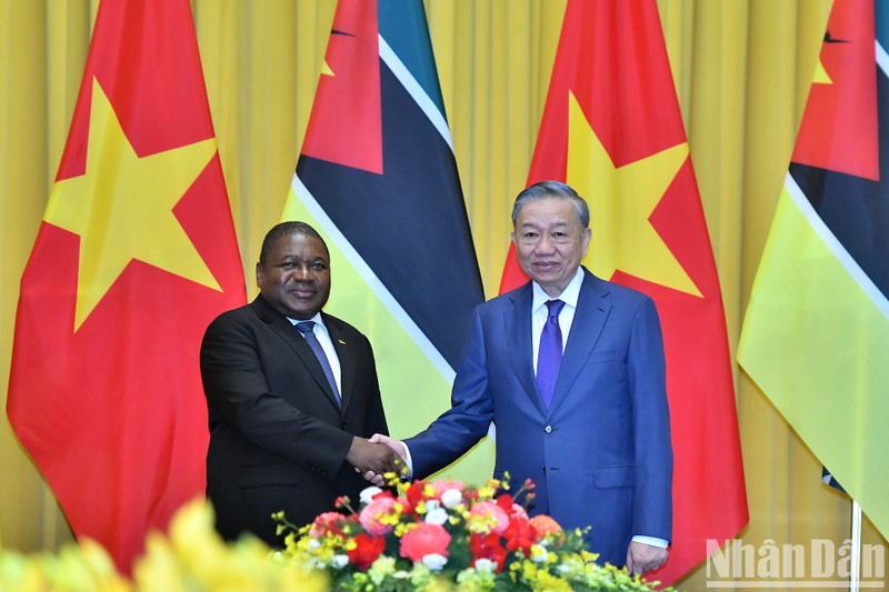 El secretario general del Partido Comunista de Vietnam y presidente del país, To Lam (derecha), y el presidente de Mozambique, Filipe Jacinto Nyusi. (Fotografía: Nhan Dan)