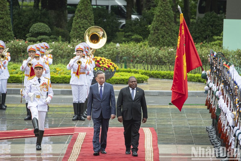 El secretario general del Partido Comunista de Vietnam y jefe de Estado, To Lam, y el presidente de Mozambique, Filipe Jacinto Nyusi, en la ceremonia. (Fotografía: Nhan Dan)