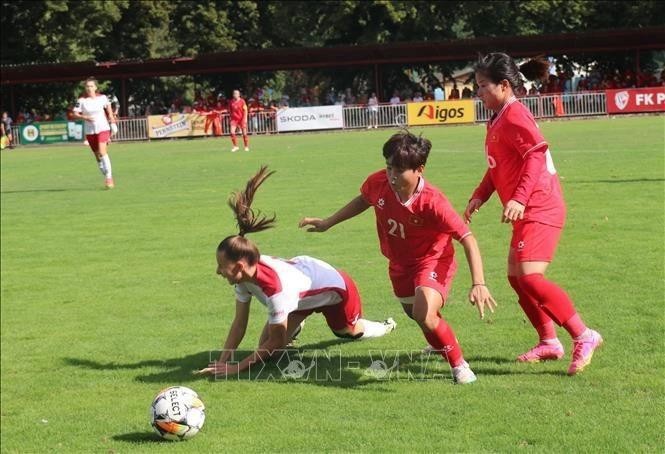 El equipo femenino de fútbol de Vietnam vence 6-0 al equipo checo en un partido amistoso. (Fotografía: VNA)