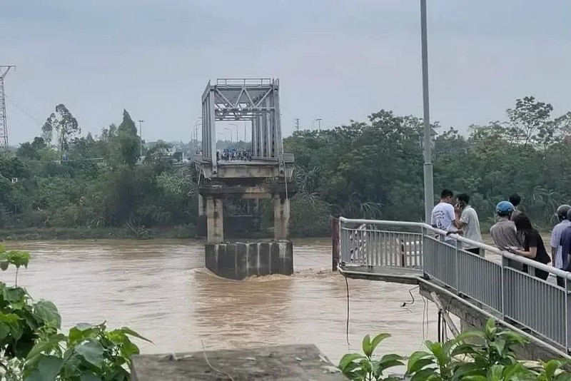 En el incidente del colapso del puente de Phong Chau, en la provincia de Phu Tho. (Fotografía: VNA)