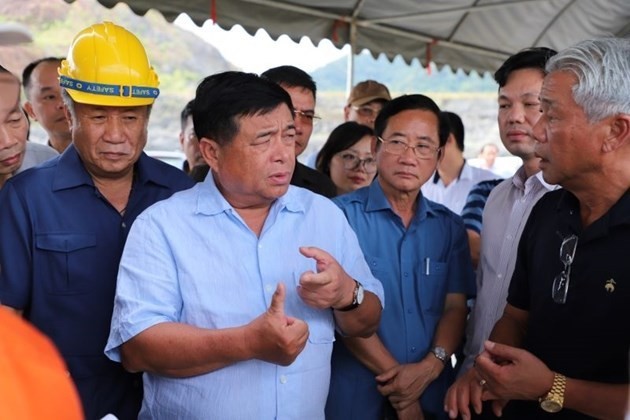 El ministro de Planificación e Inversión de Vietnam, Nguyen Chi Dung, visita la ubicación prevista de la Central Térmica Kaleum de la Corporación de Electricidad y Petróleo de Vietnam en la provincia de Sekong. (Fotografía: VNA)