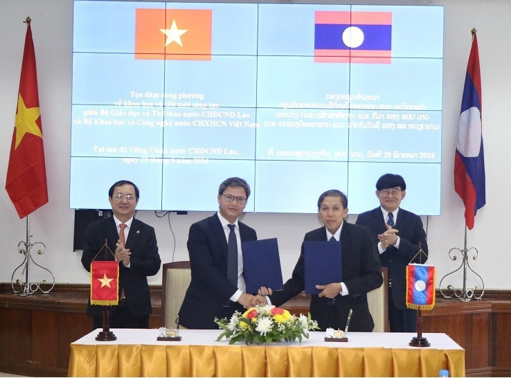 En la firma de un acuerdo de cooperación entre las entidades relevantes de Vietnam y Laos. (Fotografía: most.gov.vn)