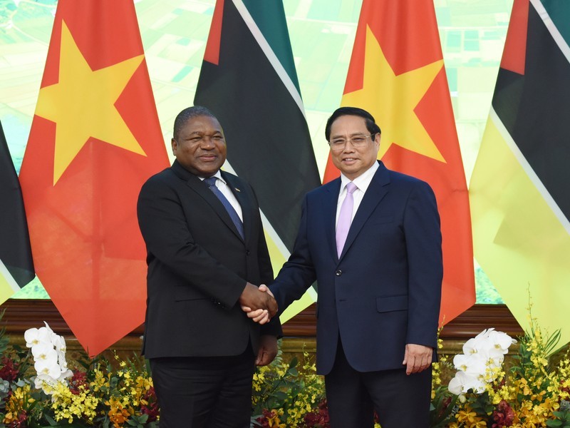 El primer ministro de Vietnam, Pham Minh Chinh, y el presidente de Mozambique, Filipe Jacinto Nyusi. (Fotografía: Nhan Dan)