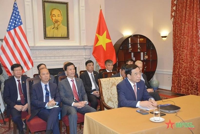 El general Phan Van Giang mantiene una conversación telefónica con el senador Patrick Leahy. (Fotografía: qdnd.vn)