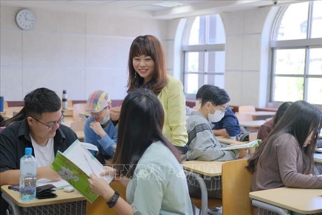 La profesora Nguyen Thi Lien Huong en una clase. (Fotografía: VNA)