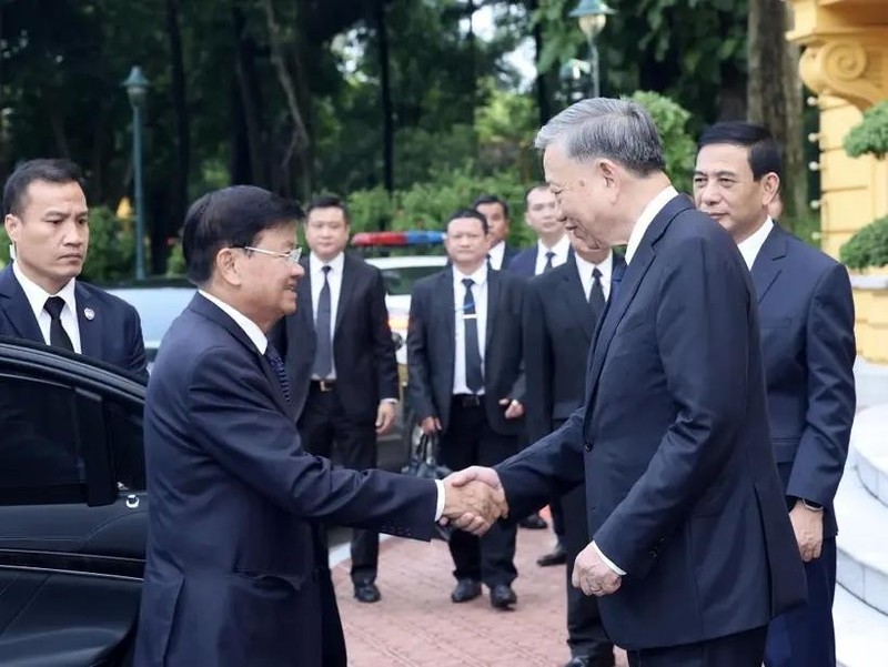 El secretario general del Partido Comunista y presidente de Vietnam, To Lam, y el secretario general del Partido Popular Revolucionario y presidente de Laos, Thongloun Sisoulith, se reúnen el 25 de julio de 2024. (Fotografía: VNA)