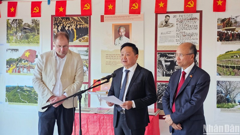 Phan Van Hung, redactor subjefe del periódico Nhan Dan, interviene en el acto. (Fotografía: Nhan Dan)