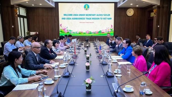 Phung Duc Tien, viceministro de Agricultura y Desarrollo Rural de Vietnam, se reúne el 12 de septiembre con Alexis Taylor, subsecretaria de Agricultura de Estados Unidos. (Fotografía: congthuong.vn)