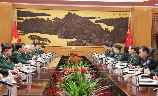 Panorama del encuentro entre el general Phan Van Giang, miembro del Buró Político del Comité Central del Partido Comunista de Vietnam, subsecretario de la Comisión Militar Central y ministro de Defensa, y Zhang Youxia, miembro del Buró Político del Comité Central del Partido Comunista de China y vicepresidente de la Comisión Militar Central. (Fotografía: VNA)