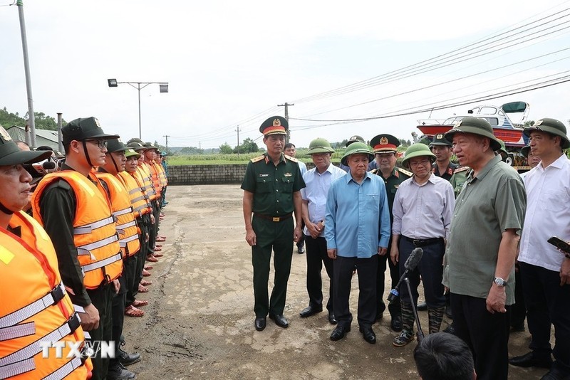 El secretario general del Partido Comunista y presidente de Vietnam, To Lam, visita a las fuerzas de rescate en la comuna de Truong Sinh, del distrito de Son Duong, en la provincia de Tuyen Quang. (Fotografía: VNA)