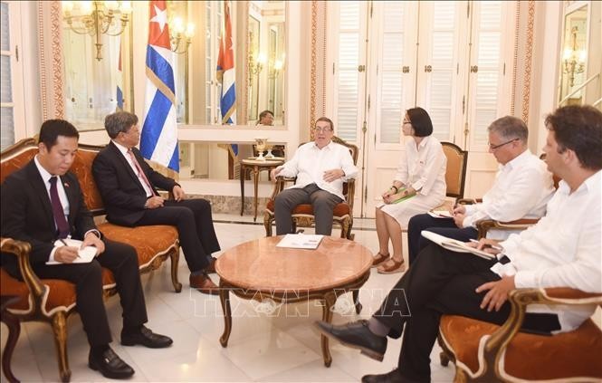 El ministro de Relaciones Exteriores de Cuba, Bruno Rodríguez Parrilla, recibe al embajador de Vietnam en Cuba, Le Quang Long. (Fotografía: VNA)