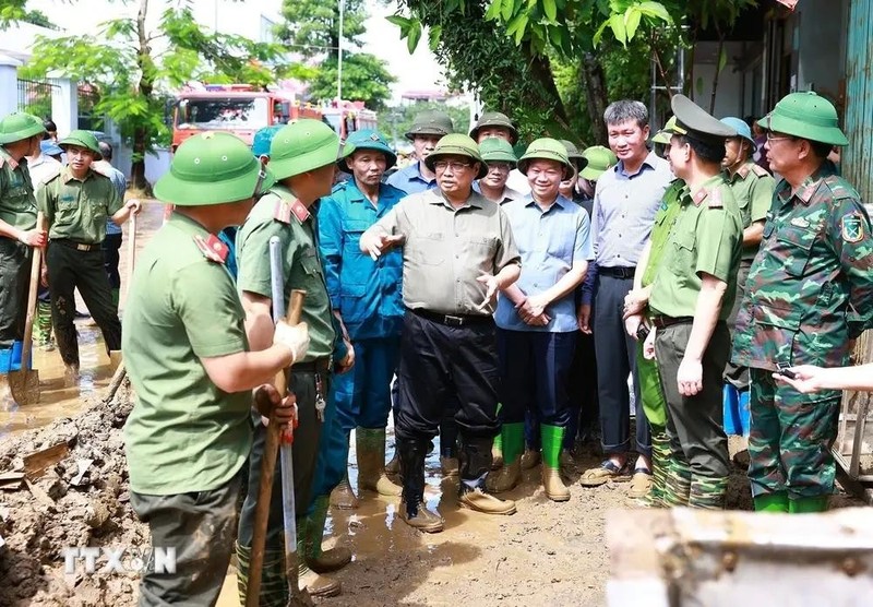 El primer ministro Pham Minh Chinh visita Yen Bai, una de las provincias más afectadas por el tifón Yagi. (Fotografía: VNA)