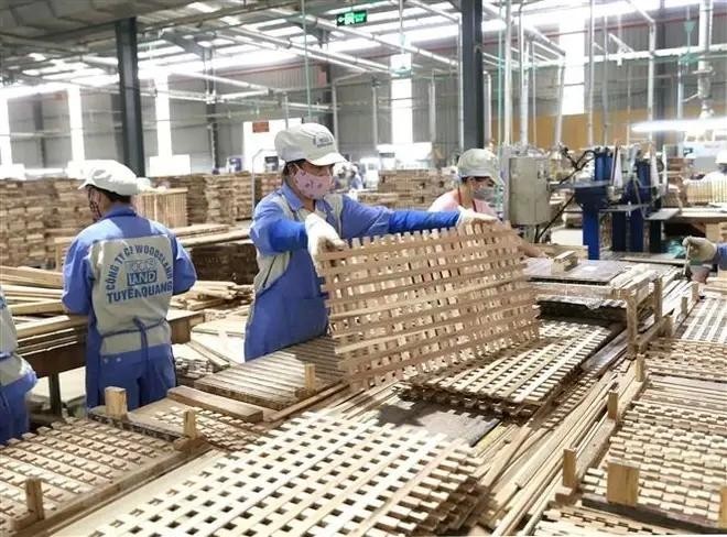 Productos de madera para exportar a Suiza en la fábrica de Woodsland Tuyen Quang. (Fotografía: VNA)