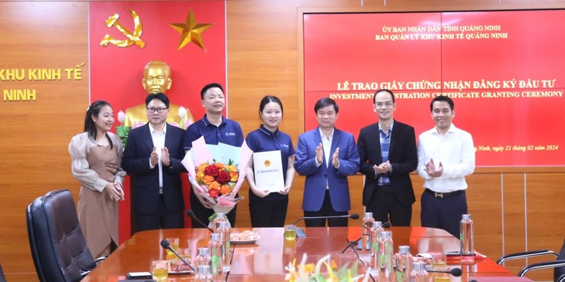 Líderes de la Junta Directiva de la Zona Económica Provincial entregan el certificado de inversión a representantes de la empresa Gokin Solar, en febrero de 2024. (Fotografía: baoquangninh.vn)