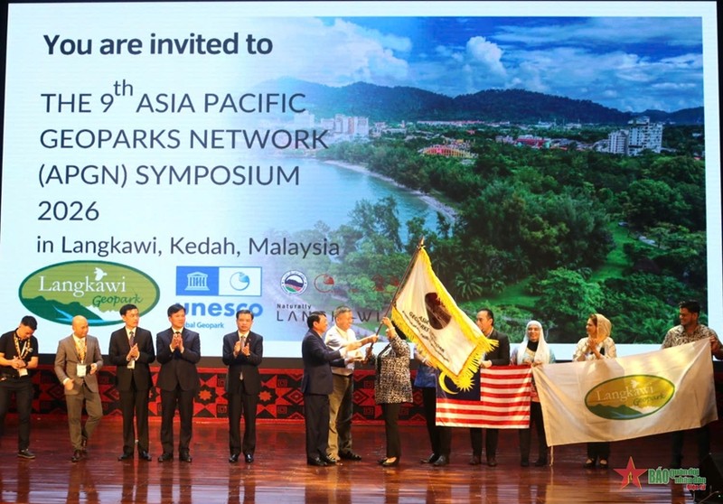 Entrega de la bandera de la conferencia al próximo anfitrión, Malasia. (Fotografía: qdnd.vn)