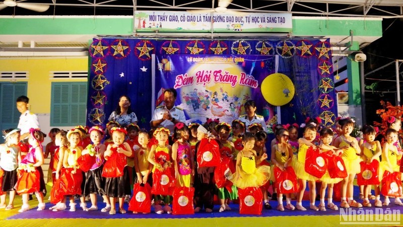 El Festival del Medio Otoño se celebra en el pueblo de Truong Sa, del homónimo distrito insular, en Khanh Hoa. (Fotografía: Nhan Dan)