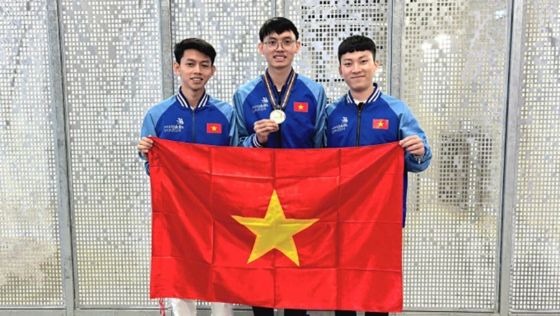 El medallista de bronce Pham Thanh Dat (centro). (Fotografía: Nhan Dan)