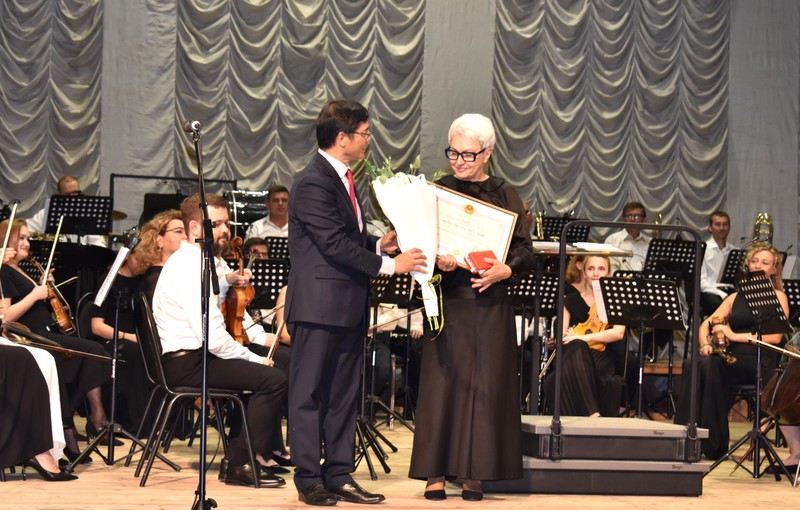 En el acto de entrega. (Fotografía: Embajada de Vietnam en Ucrania)