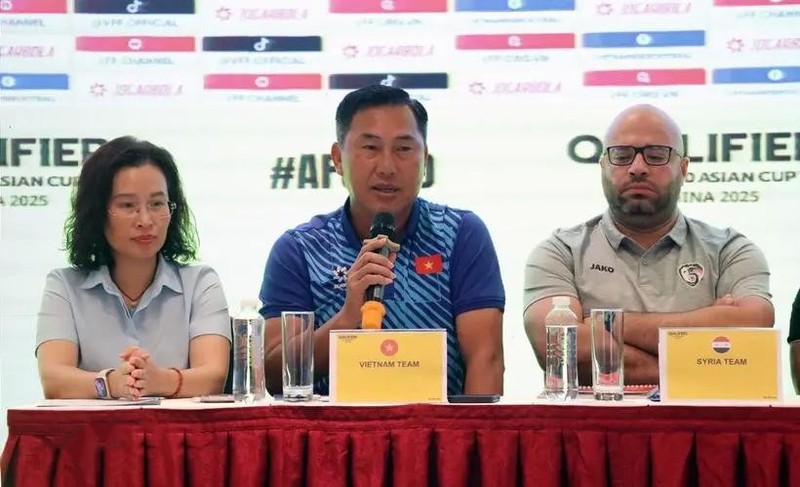 Hua Hien Vinh, entrenador de la selección vietnamita sub-20, interviene en el evento. (Fotografía: VNA)