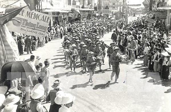 Las tropas revolucionarias marchan hacia Hanói para recuperar la capital de las fuerzas de ocupación francesas, el 10 de octubre de 1954. (Fotografía: Archivo de VNA)