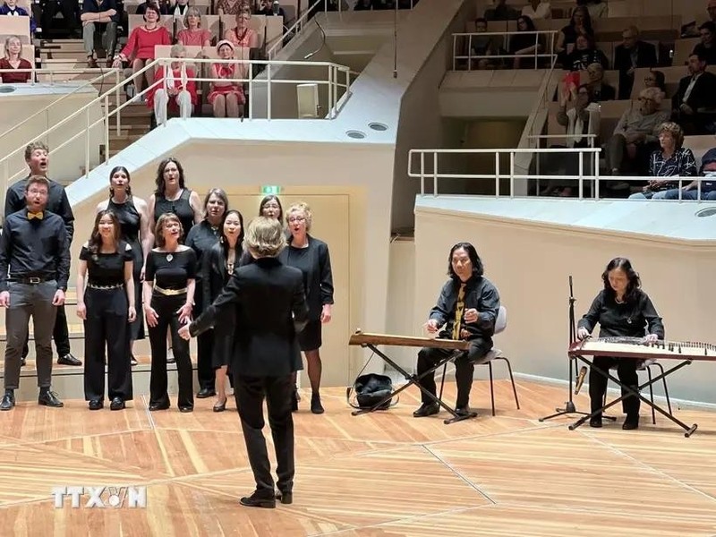 Canciones populares vietnamitas impresionan en una famosa sala de conciertos de Berlín. (Fotografía: VNA)