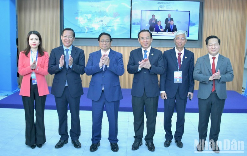 El primer ministro Pham Minh Chinh (tercero a la izquierda) en la ceremonia. (Fotografía: Nhan Dan)