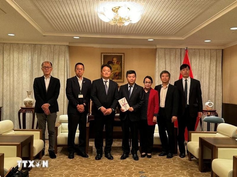 Representantes de la prefectura de Yamanashi y la Embajada de Vietnam en la ceremonia de entrega del obsequio. (Fotografía: VNA)