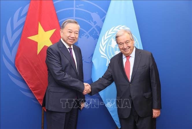 El secretario general del Partido Comunista y presidente de Vietnam, To Lam (derecha), y el secretario general de la ONU, Antonio Guterres. (Fotografía: VNA)