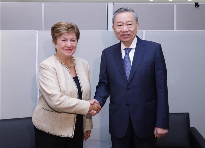 El secretario general del Partido Comunista de Vietnam y presidente del país, To Lam, recibe a Kristalina Georgieva, directora general del FMI. (Fotografía: VNA)