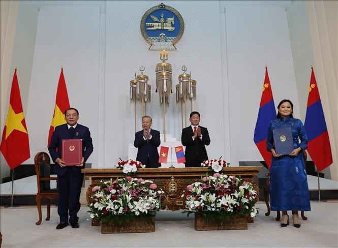 El secretario general del Partido Comunista y presidente de Vietnam, To Lam, y el mandatario mongol, Ukhnaagiin Khurelsukh, presencian la firma de varios acuerdos de cooperación entre ambos países. (Fotografía: VNA)