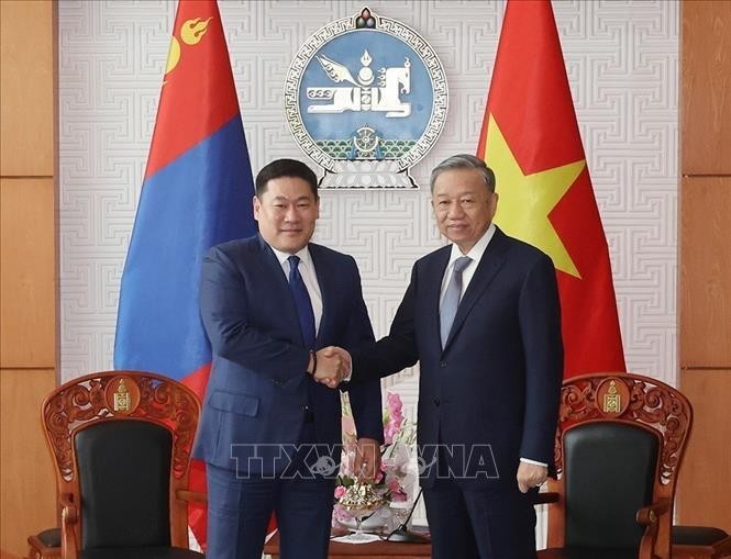 El secretario general del Partido Comunista y presidente de Vietnam, To Lam (derecha), se reúne con el primer ministro de Mongolia, Luvsannamsrain Oyun-Erdene. (Fotografía: VNA)