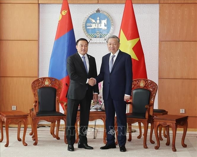 El secretario general del Partido Comunista y presidente de Vietnam, To Lam (derecha), se reúne con el presidente del Gran Jural del Estado (Parlamento) de Mongolia, Dashzegve Amarbayasgalan. (Fotografía: VNA)