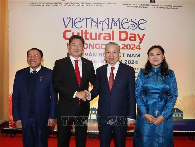 El secretario general del Partido Comunista y presidente de Vietnam, To Lam, posa junto al presidente de Mongolia, Ukhnaagiin Khurelsukh. (Fotografía: VNA)