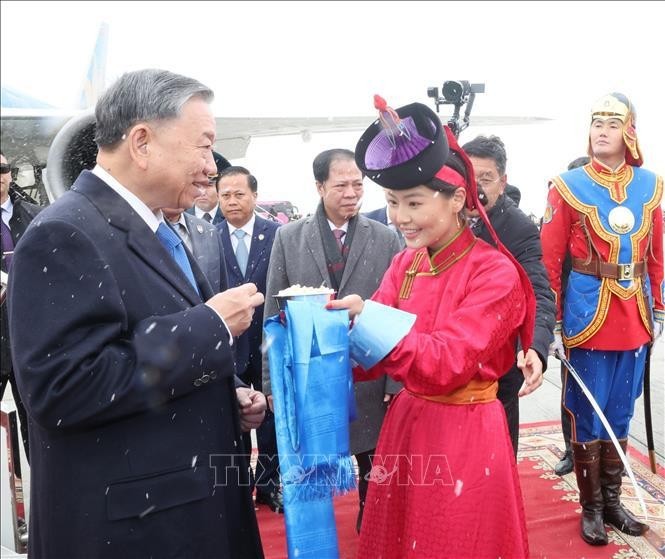 La ceremonia de bienvenida al secretario general del Partido Comunista de Vietnam y presidente del país, To Lam, en el aeropuerto internacional de Chinggis Khaan. (Fotografía: VNA)