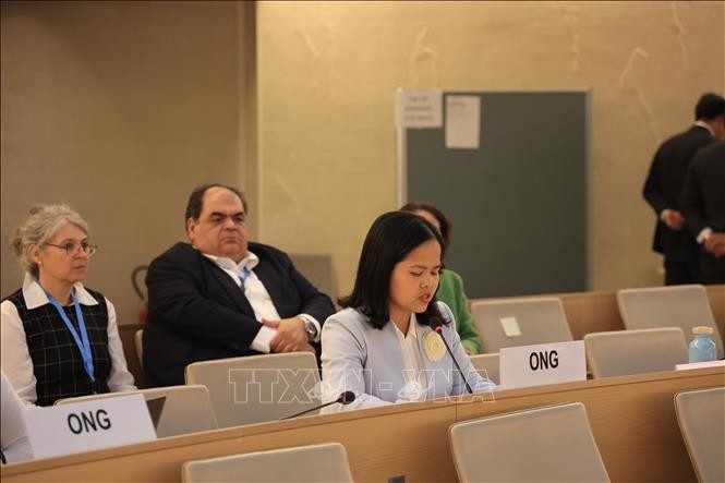 Duong Thi Nga, representante de la Fundación para la Paz y el Desarrollo de Vietnam, pronuncia un discurso en la 57 sesión del Consejo de Derechos Humanos de la ONU. (Fotografía: VNA)