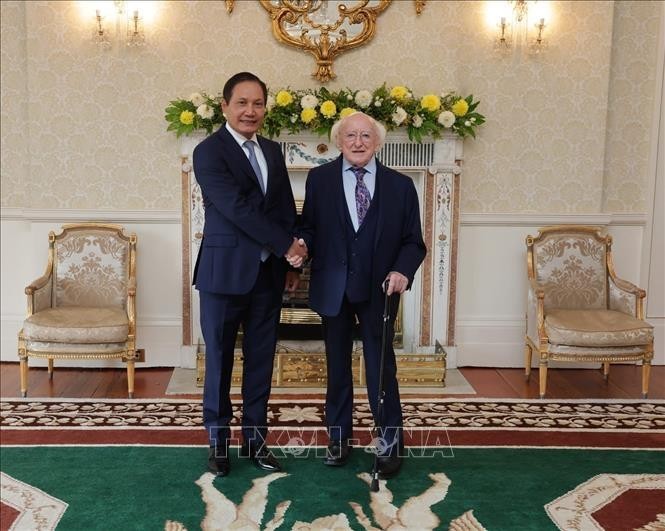 El embajador de Vietnam en el Reino Unido, concurrente en Irlanda, Do Minh Hung, y el presidente de Irlanda, Michael D. Higgins. (Fotografía: VNA)