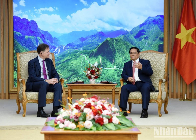 El primer ministro de Vietnam, Pham Minh Chinh (derecha), conversa con Nick Clegg, presidente de Asuntos Globales de Meta. (Fotografía: Nhan Dan)