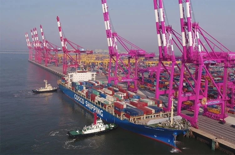 Buque portacontenedores en el puerto internacional de Incheon, en Corea del Sur. (Fotografía: The Korea Herald)