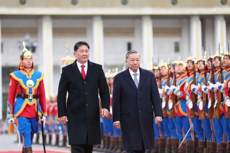 El presidente de Mongolia, Ukhnaagiin Khürelsükh, encabeza la ceremonia de bienvenida al secretario general del Partido Comunista de Vietnam y presidente del país, To Lam. (Fotografía: VNA)