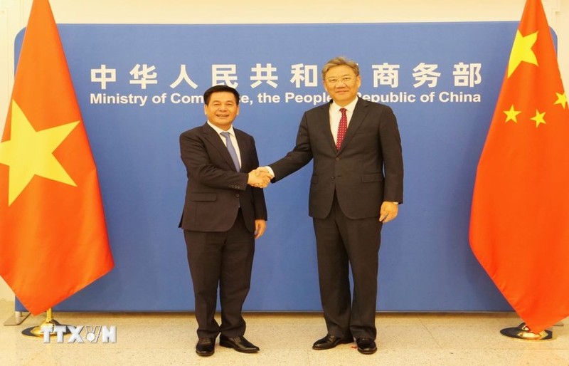 El ministro de Industria y Comercio de Vietnam, Nguyen Hong Dien, y su homólogo chino, Wang Wentao. (Fotografía: VNA)