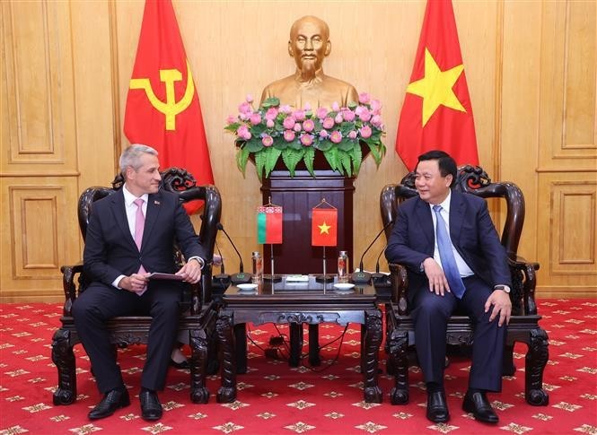 El miembro del Buró Político del Comité Central del Partido Comunista de Vietnam y presidente de la Academia Nacional de Política Ho Chi Minh, Nguyen Xuan Thang, recibe al embajador de Bielorrusia en Hanói, Uladzimir Baravikou. (Fotografía: VNA)