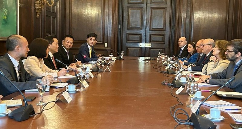 El viceministro de Relaciones Exteriores vietnamita Ha Kim Ngoc y sus similares de Argentina Marcia Rosa Levaggi y Gabriel Martínez copresiden la novena Consulta Política entre las dos Cancillerías. (Fotografía: VNA)