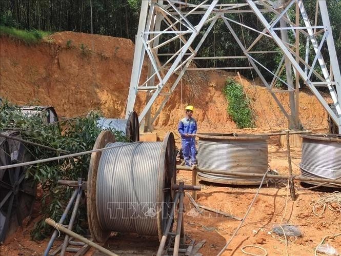 Realizan esfuerzos por completar la línea de transmisión de electricidad desde Laos a Vietnam. (Fotografía: VNA)