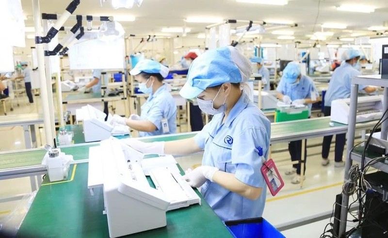 La producción de piezas eléctricas en la empresa Rhythm Precision en Hanói. (Fotografía: hanoimoi.vn)